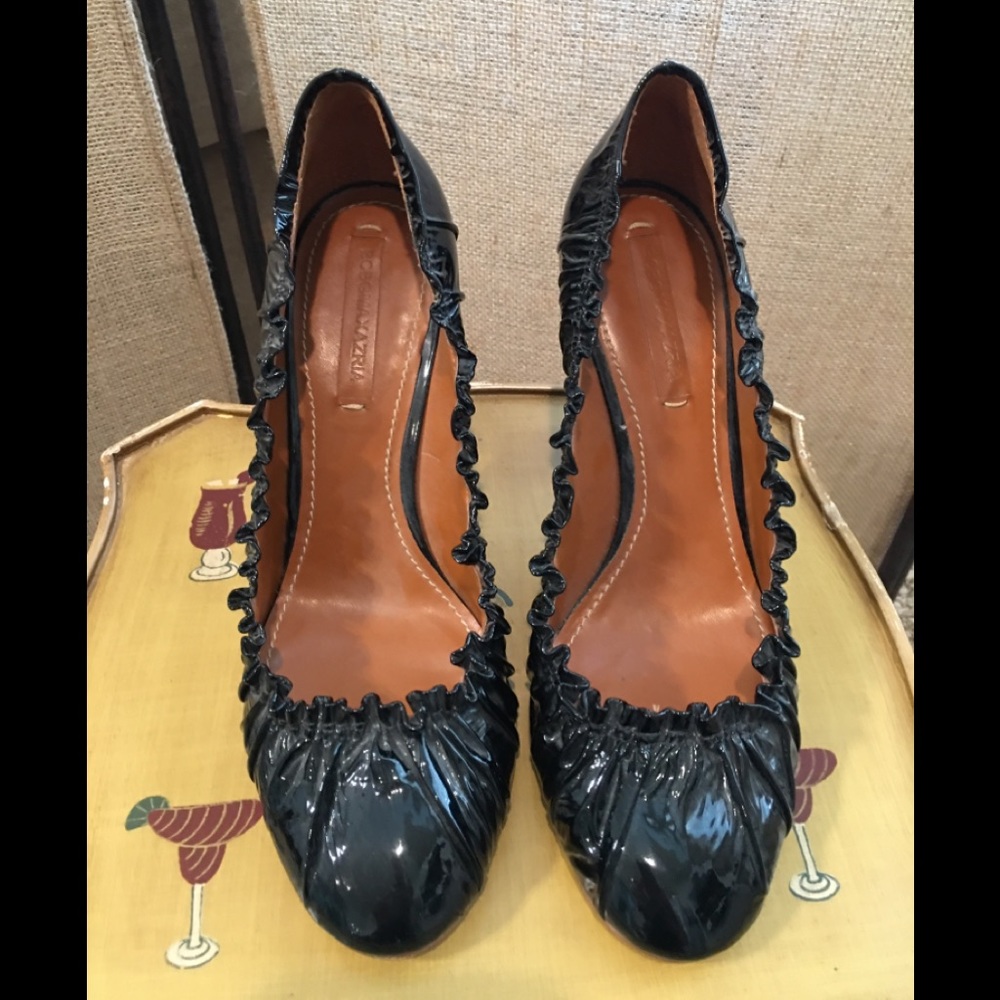 BCBG MAX AZRIA BLACK PATENT LEATHER HEELS – SZ 9
